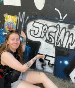 Jasmin omatekemän graffitin äärellä